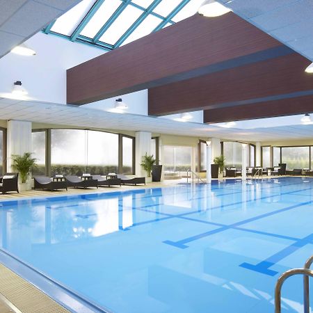 Sheraton Grande Tokyo Bay Hotel Urayasu Dış mekan fotoğraf The swimming pool at the hotel