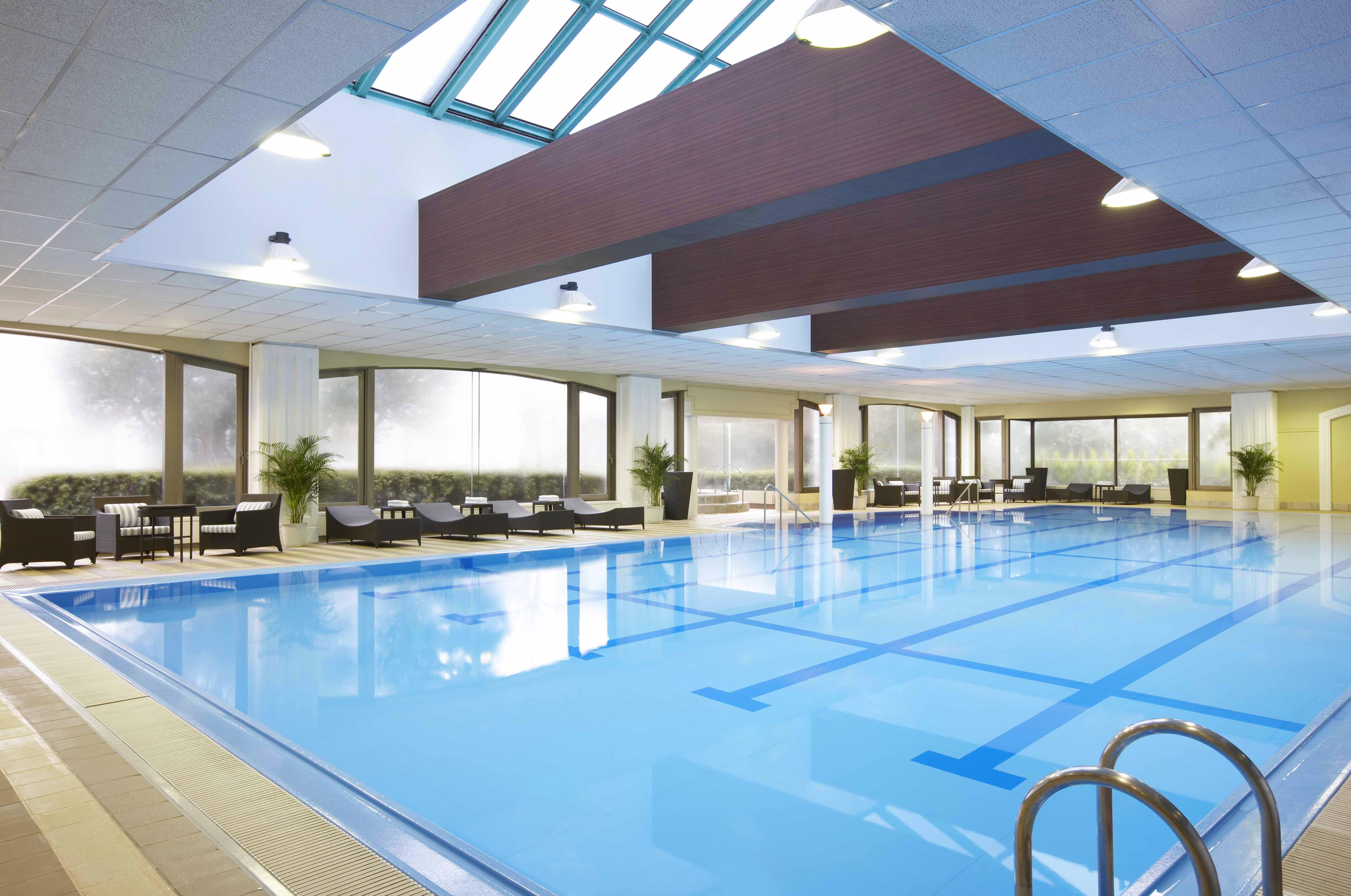 Sheraton Grande Tokyo Bay Hotel Urayasu Dış mekan fotoğraf The swimming pool at the hotel