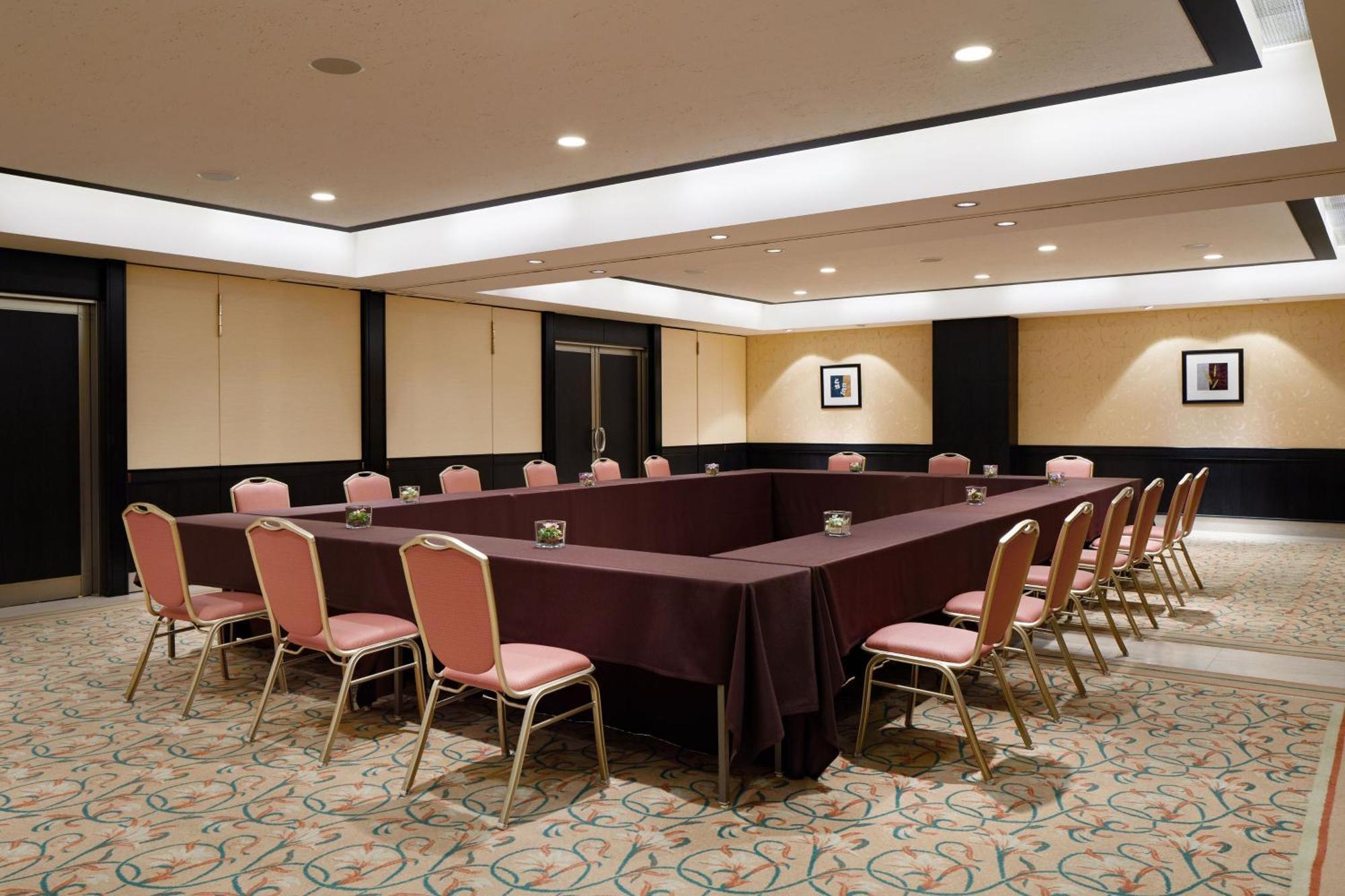 Sheraton Grande Tokyo Bay Hotel Urayasu Dış mekan fotoğraf A meeting room at a hotel