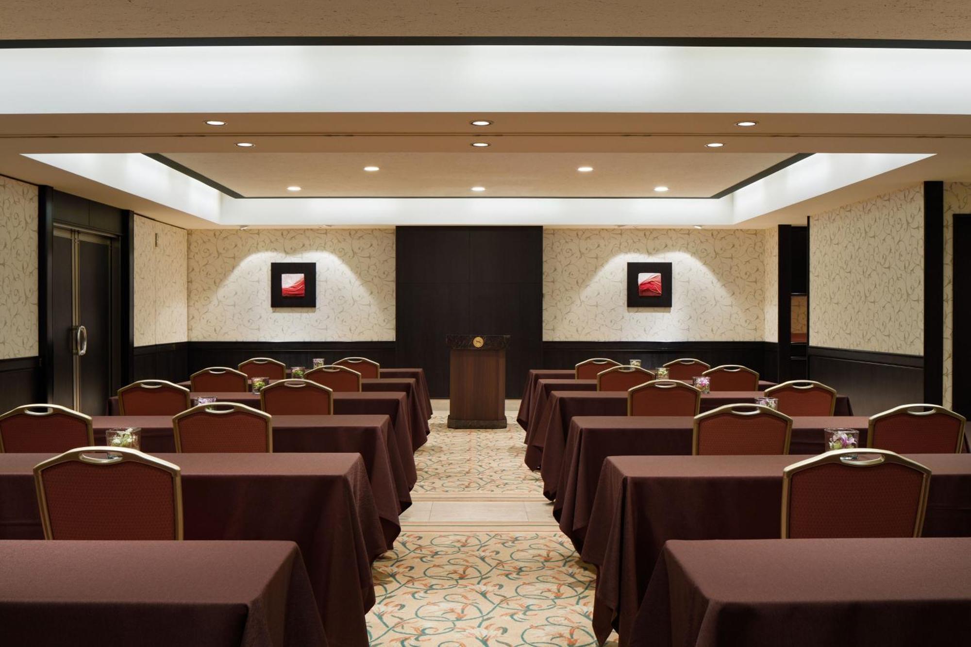 Sheraton Grande Tokyo Bay Hotel Urayasu Dış mekan fotoğraf A meeting room at a hotel