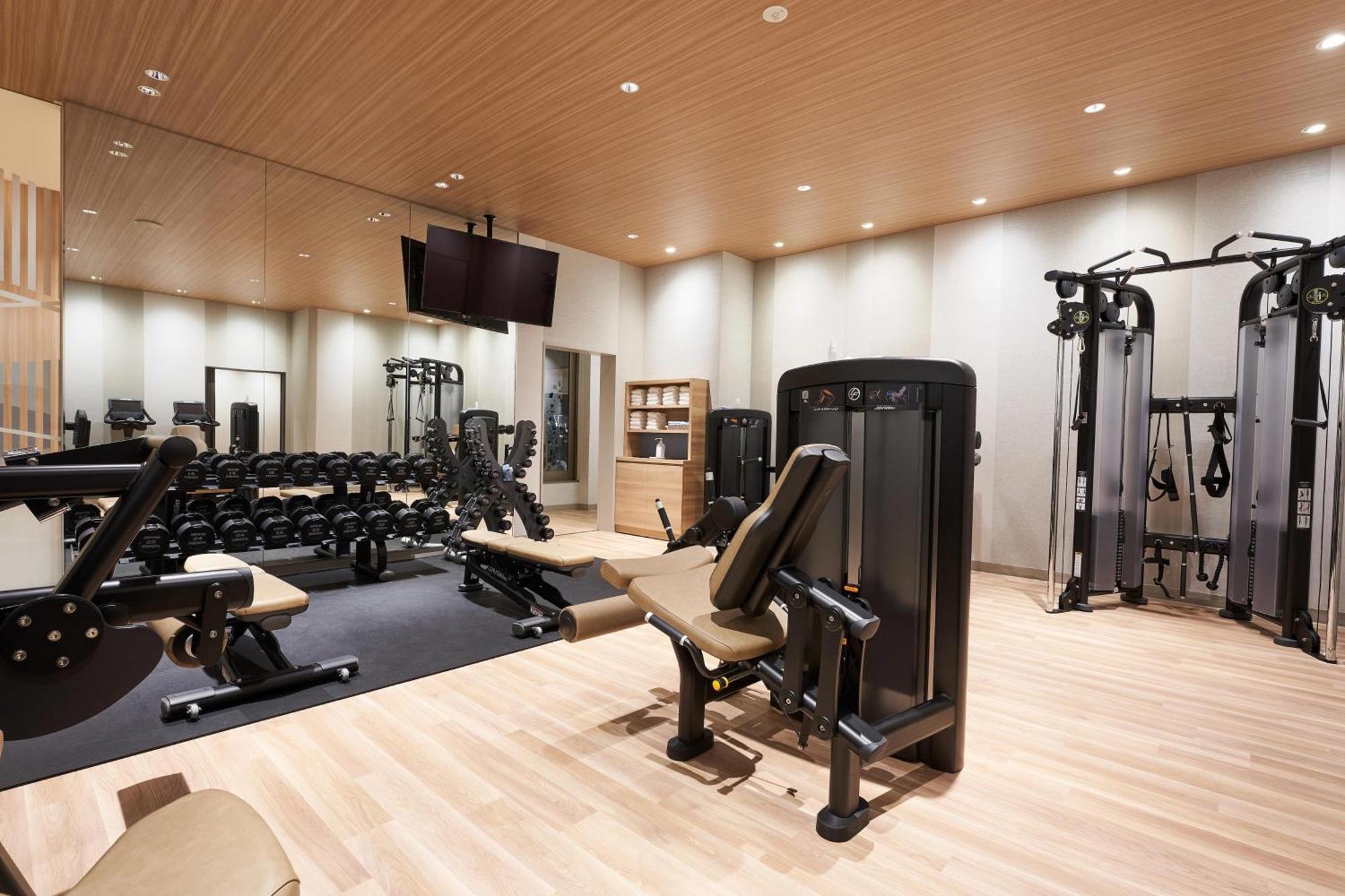 Sheraton Grande Tokyo Bay Hotel Urayasu Dış mekan fotoğraf The gym at the 100 East 53rd Street building