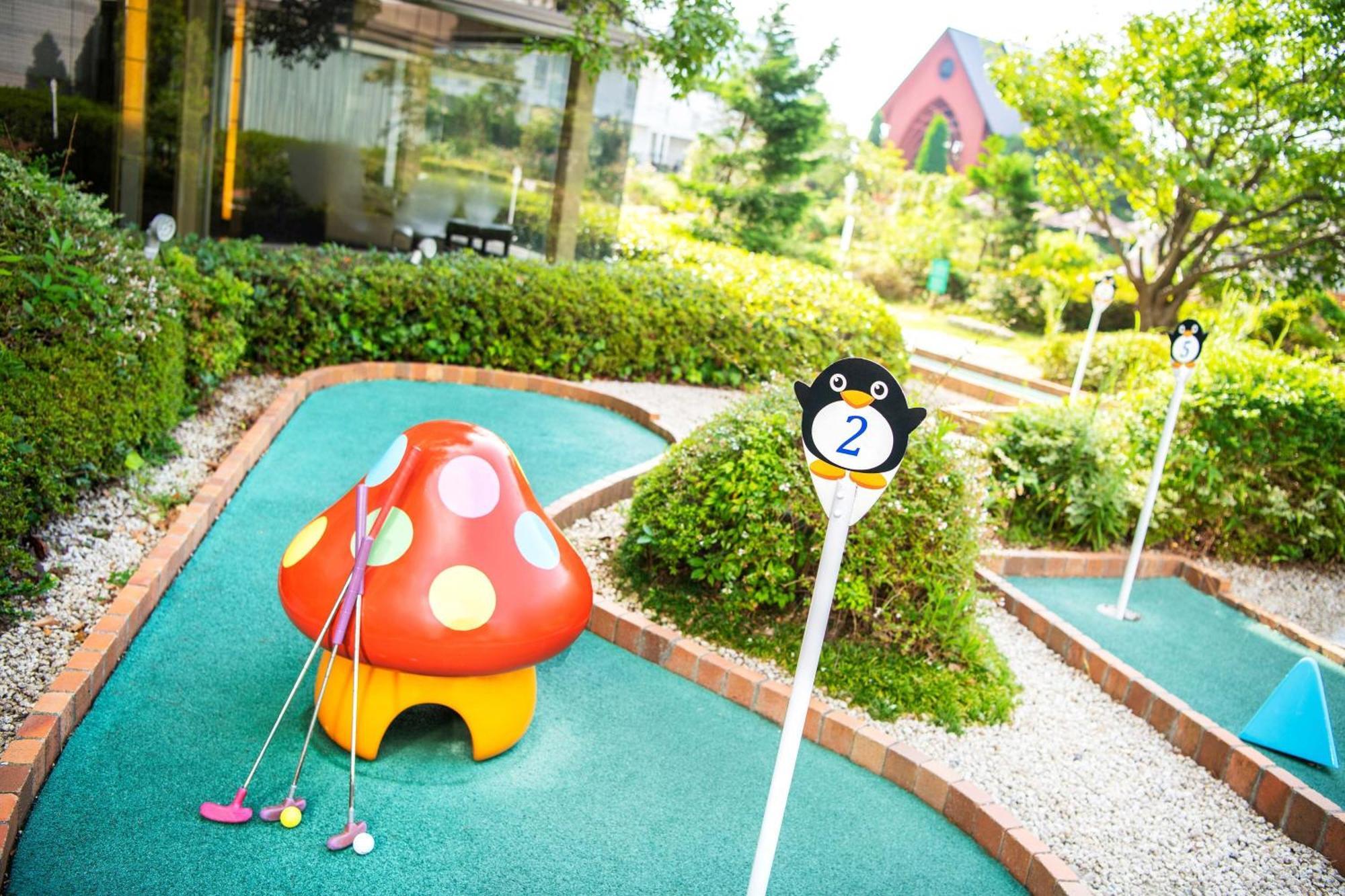 Sheraton Grande Tokyo Bay Hotel Urayasu Dış mekan fotoğraf Miniature golf in Japan