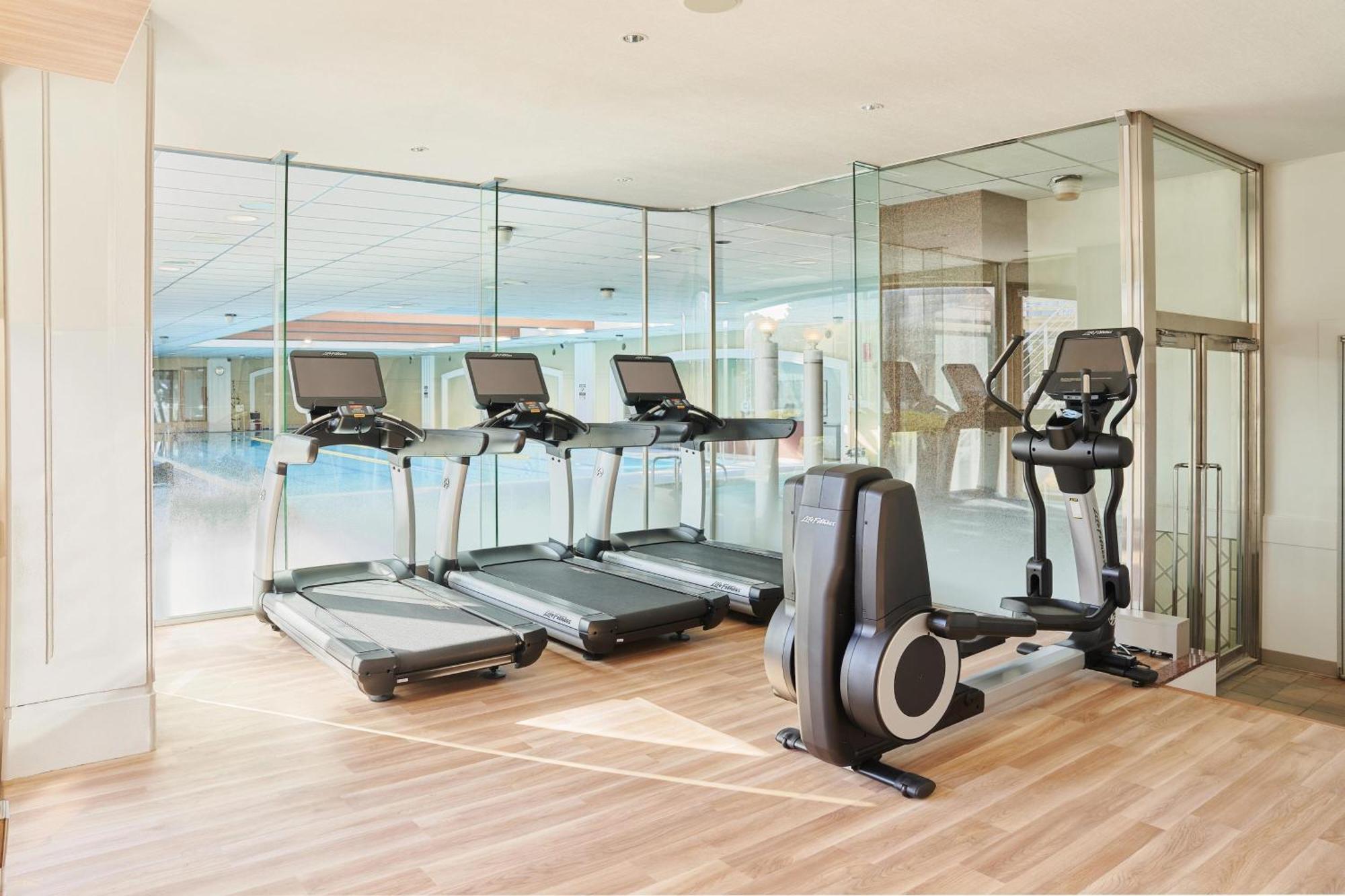 Sheraton Grande Tokyo Bay Hotel Urayasu Dış mekan fotoğraf A treadmill and elliptical trainer