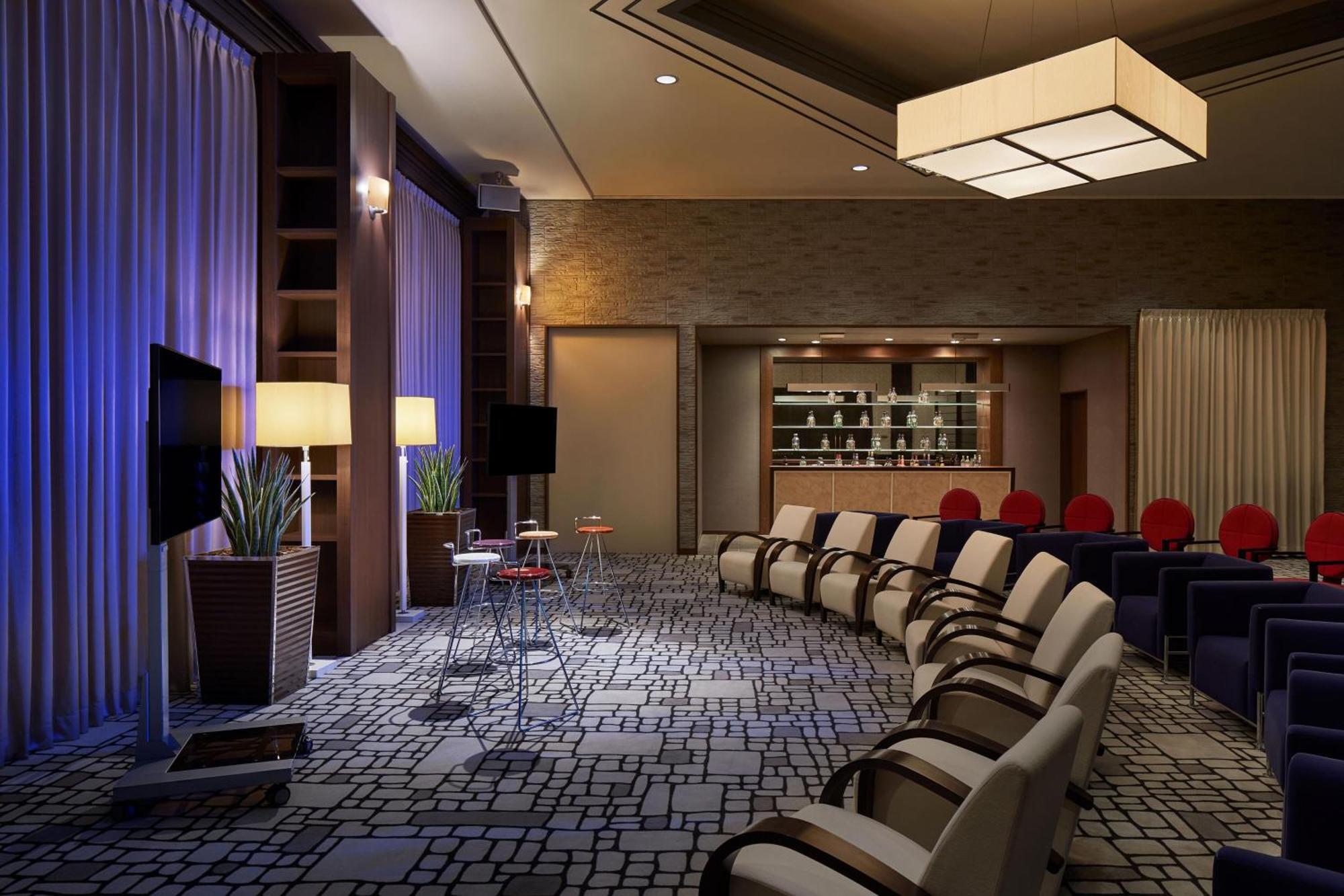 Sheraton Grande Tokyo Bay Hotel Urayasu Dış mekan fotoğraf The lounge at the airport