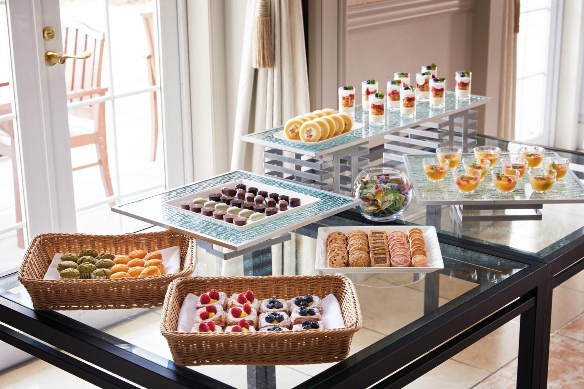 Sheraton Grande Tokyo Bay Hotel Urayasu Dış mekan fotoğraf A dessert buffet