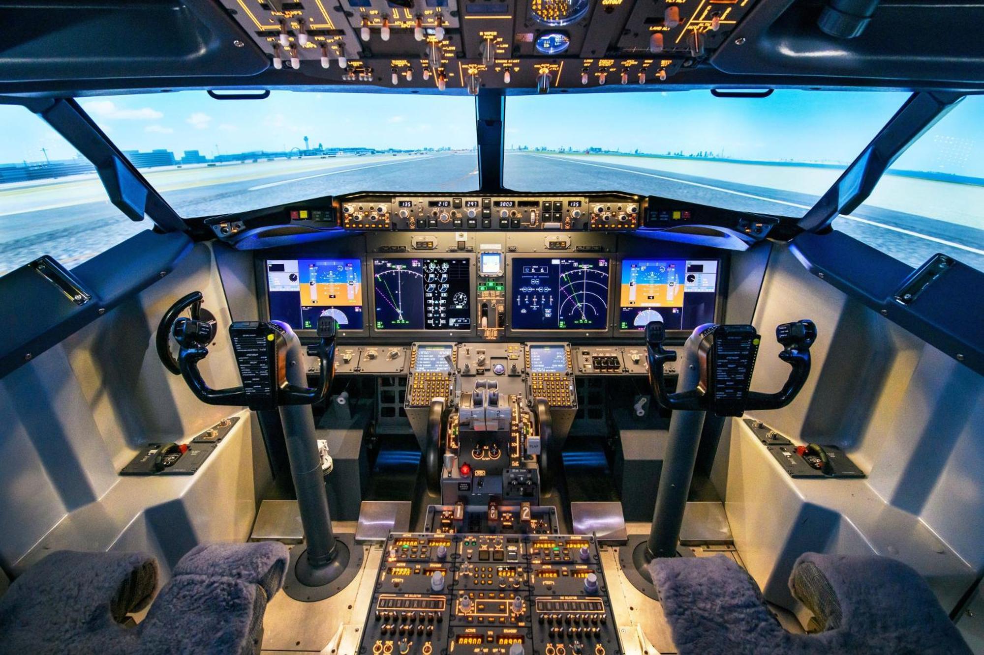 Sheraton Grande Tokyo Bay Hotel Urayasu Dış mekan fotoğraf The 737-800's glass cockpit