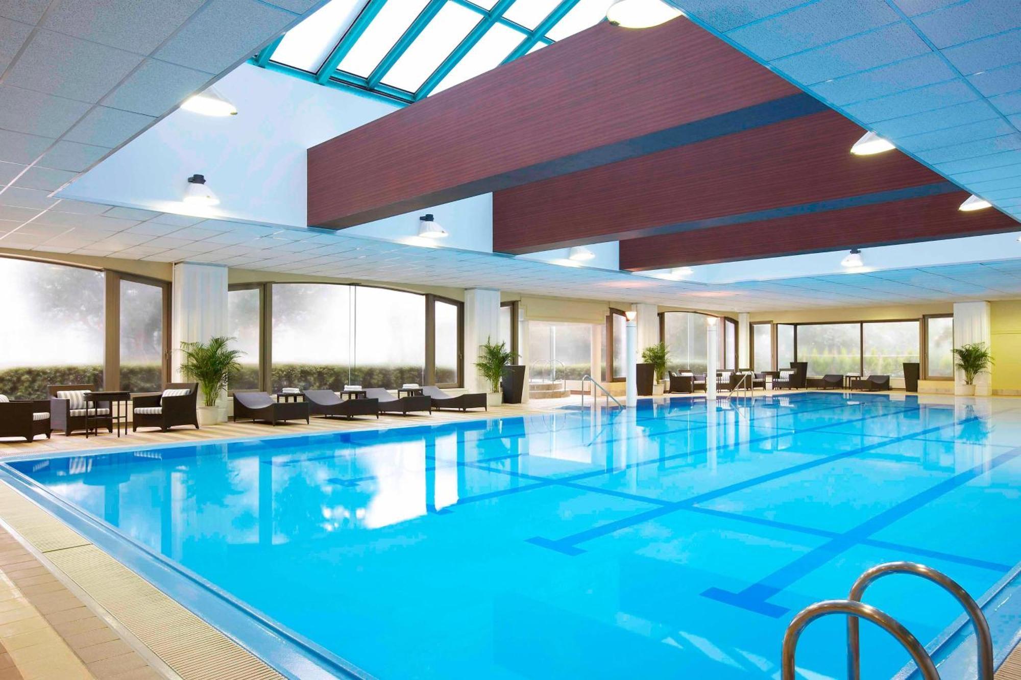 Sheraton Grande Tokyo Bay Hotel Urayasu Dış mekan fotoğraf The swimming pool at the hotel